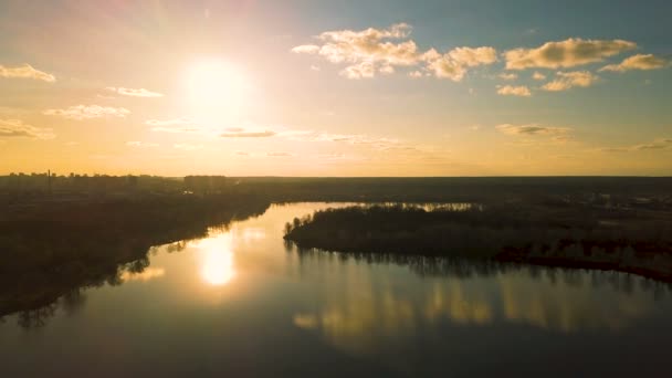 Aerial Летите Над Вечерним Закатом Озера Реки Отражением Солнечного Света — стоковое видео