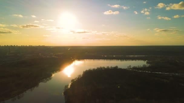 夕方の日没湖や水の上の太陽光の反射で川上空を飛ぶ — ストック動画