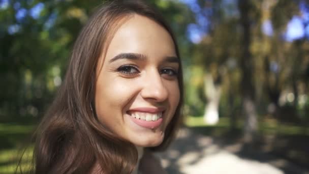 Mooie Jonge Vrouw Meisje Voorjaar Stadspark Glimlachend Camera Kijken — Stockvideo