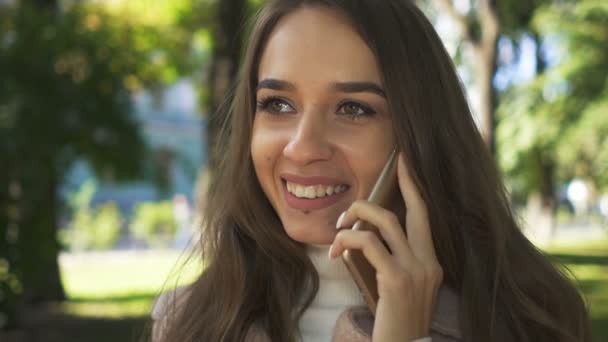 Giovane Donna Attraente Parlare Smartphone Nel Parco Della Città Sole — Video Stock