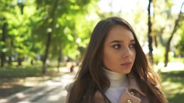 Jovem Atraente Mulher Séria Andar Ensolarado Parque Cidade — Vídeo de Stock