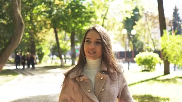 Молодая Привлекательная Улыбающаяся Женщина Гуляет Солнечном Городском Парке Устойчивый Портрет — стоковое видео