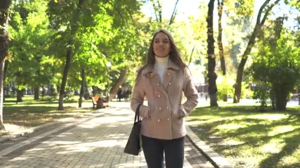 Mujer Joven Caminando Soleado Parque Ciudad Retrato Estable Disfrutar Vida — Vídeo de stock