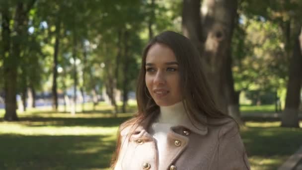 Mujer Bonita Joven Caminar Parque Ciudad Primavera Retrato Estable Disfrutar — Vídeos de Stock