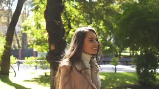 Ung Vacker Kvinna Går Vår Stads Park Stadig Porträtt Njuta — Stockvideo