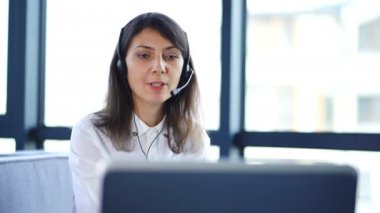 4k. ofis işleri. Beyaz bluz cevap çağrısı güzel kadın operatörü 