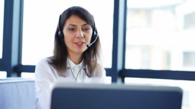 4k. ofis işleri. Beyaz bluz cevap çağrısı güzel kadın operatörü 