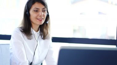 4k. çağrı merkezi çalışması. Beyaz bluz cevap istemci güzel kadın operatörü