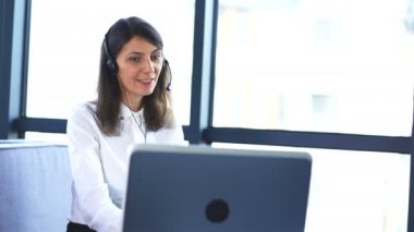 4k. çağrı merkezi çalışması. Beyaz bluz yanıt istemci kadın operatörü