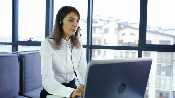 Przyjemna Kobieta Operator Białej Bluzki Odpowiedzieć Klientowi Biurze Praca Call — Wideo stockowe