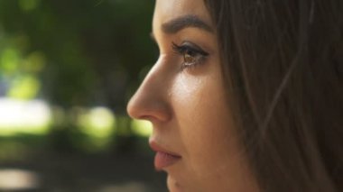   4k. güneşli şehir parkında genç güzel çekici kadın portresi 