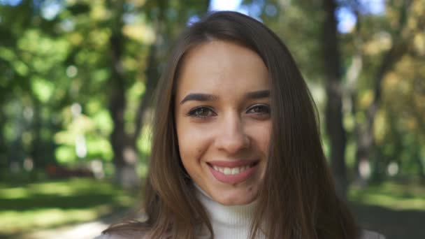 Güneşli Şehir Parkında Genç Ciddi Çekici Kadının Yüzü Portre — Stok video