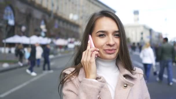 Joven Mujer Moderna Caminar Hablar Por Teléfono Inteligente Calle Ciudad — Vídeo de stock