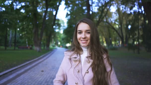 Face Unga Ganska Attraktiv Kvinna Soliga Stads Parken Porträtt — Stockvideo