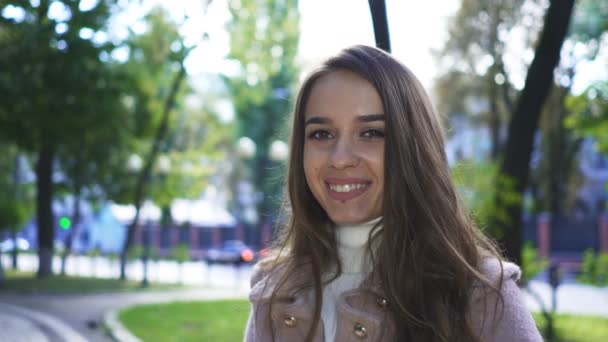 Jeune Femme Jolie Attrayant Dans Parc Ensoleillé Ville Souriant Caméra — Video