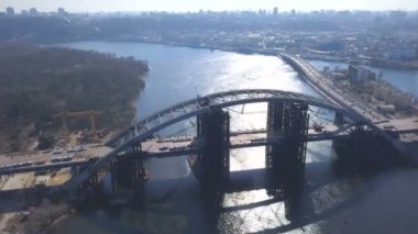 4k anten. Tamamlanmamış köprü, kamera eğim üzerinde uçmak şehir manzara