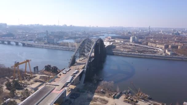 Aerial Незаконченный Мост Городской Ландшафт — стоковое видео