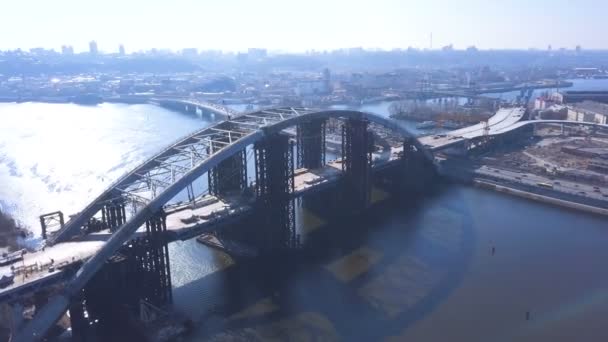 Κεραία Ημι Κύκλος Πετάει Γύρω Από Μισοτελειωμένη Γέφυρα Τοπίο Πόλης — Αρχείο Βίντεο
