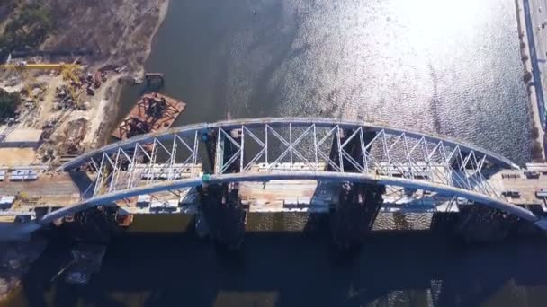 Κεραία Πετώντας Πάνω Από Ημιτελή Γέφυρα Σύγχρονη Πόλη — Αρχείο Βίντεο
