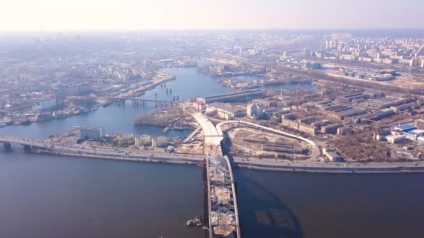 Antenne Rückflug Über Unfertige Brücke Modernes Stadtpanorama — Stockvideo