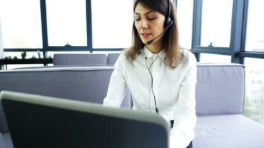 4k. Güzel kadın çağrı merkezi operatör cevap müşteri, ve kamera bakın. Kaymak çekim