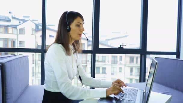Trabalho Call Center Operador Bonita Mulher Branco Blusa Resposta Cliente — Vídeo de Stock