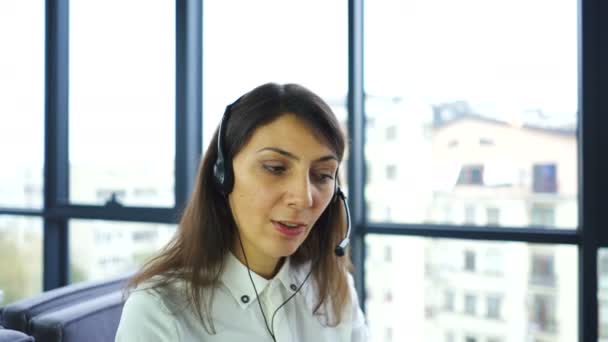 Pretty Operador Call Center Mulher Atender Cliente Usando Laptop Slider — Vídeo de Stock