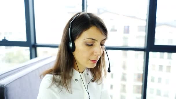 Office Çağrı Merkezi Çalışması Kadın Operatör Cevap Müşteri Llok Kamera — Stok video