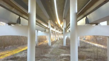 4k anten. Bitmemiş yol altında uçuş. Endüstriyel takım, güzel güneş ışığı