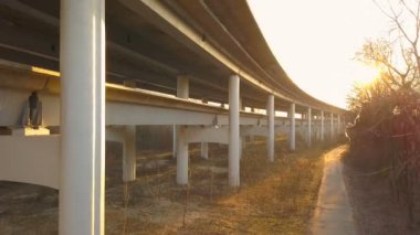 4k anten. Bitmemiş yol üzerinde dikey uçuş. Endüstriyel şehir takımı