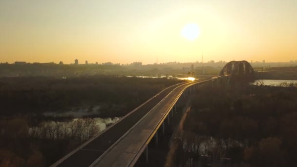 Antenne Flug Über Unfertige Straße Mit Brücke Sonnenuntergang Team Der — Stockvideo