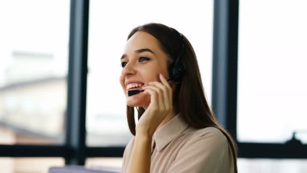 Práce Call Centru Obsluha Ženy Sluchátkách Klient Odpoví — Stock video