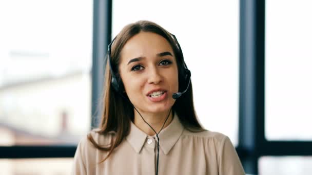 呼叫中心的工作 在耳机回答客户端漂亮的妇女操作员 — 图库视频影像