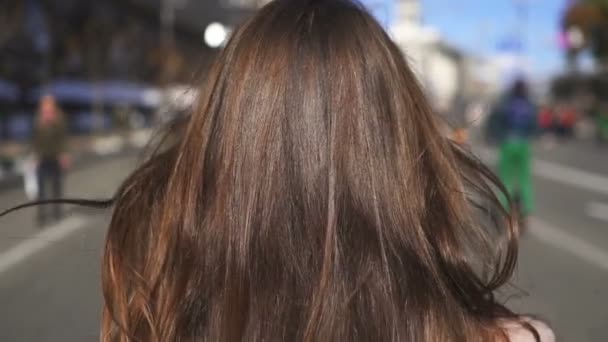 Jovem Mulher Feliz Andar Virar Rua Cidade Manhã Disparo Firme — Vídeo de Stock