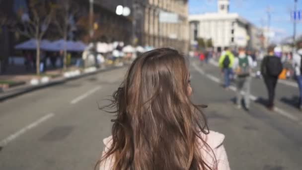 Joven Mujer Feliz Caminar Girar Calle Ciudad Mañana Disparo Constante — Vídeos de Stock