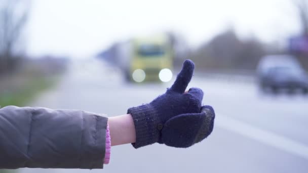 Mujer Joven Haciendo Autostop Mano Guantes Fondo Borroso — Vídeo de stock