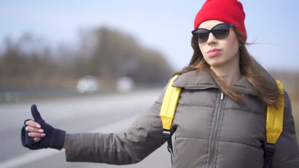 Joven Mujer Bonita Haciendo Autostop Con Dedo Alto Vida Equipo — Vídeo de stock