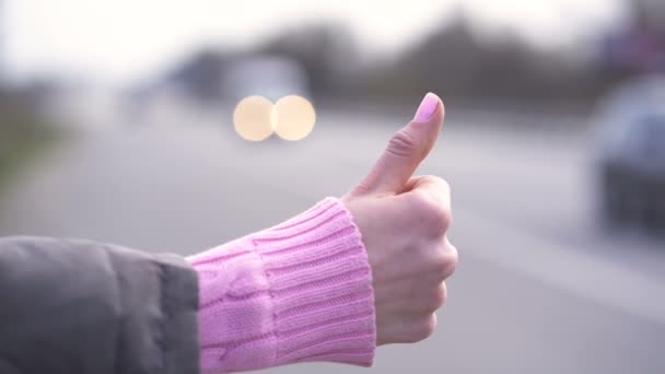 Ręka Młodej Kobiety Hitchhiking Palec Górę Niewyraźne Tło — Wideo stockowe