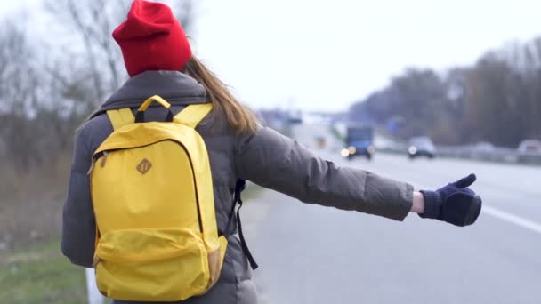 Молода Жінка Стукає Автостоп Піднімає Палець Вид Ззаду — стокове відео