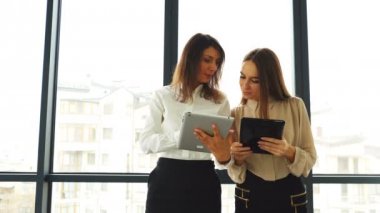 4. iki genç güzel iş kadınları tablet ile tartışmak, 