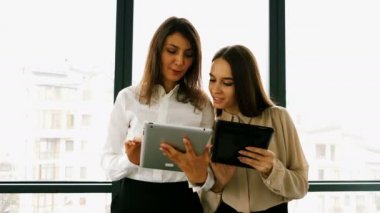 4. iki genç güzel iş kadınları tablet ben ofis ile tartışmak