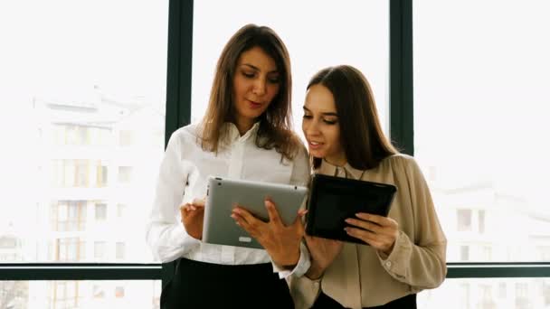 Dos Jóvenes Mujeres Negocios Bastante Discutir Con Tableta Oficina — Vídeos de Stock