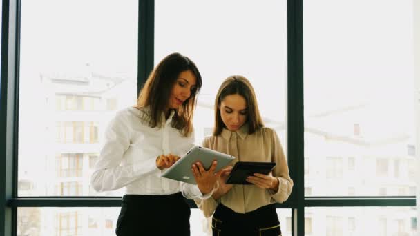 Två Unga Attraktiva Affärs Kvinnor Diskutera Med Tablett Office — Stockvideo