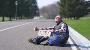 Pozitif yetişkin adam hitchyürüyüş stop araba üzerinde boş yol.. Poster şehri