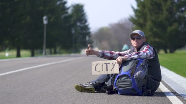 Adulto Positivo Homem Carona Parando Carro Estrada Com Cartaz Cidade — Vídeo de Stock