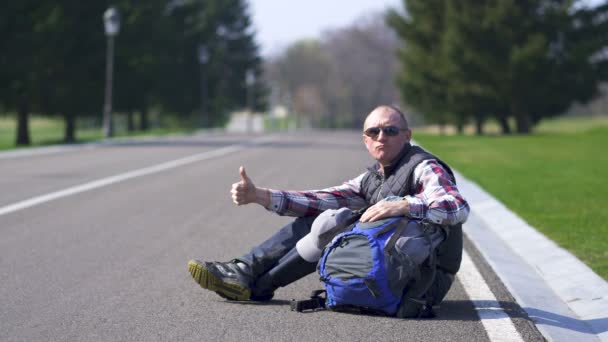 Positive Adult Man Hitchhiking Stopping Car Empty Road — Stock Video
