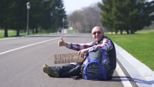 Щасливий Позитивний Дорослий Чоловік Зупиняє Машину Порожній Дорозі Плакат Щастя — стокове відео