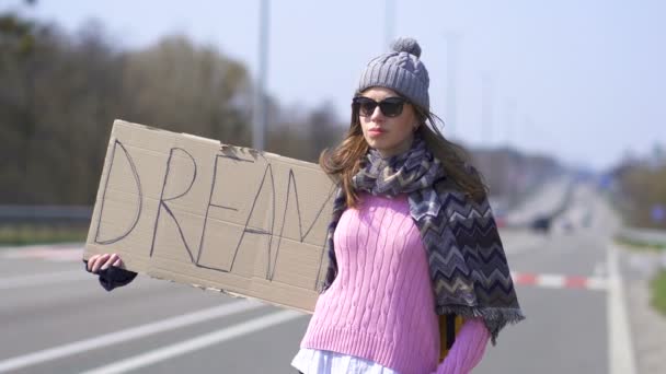 Junge Hübsche Frau Trampt Stoppendes Auto Mit Plakattraum — Stockvideo