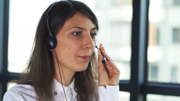 Call Center Trabalho Operadora Mulher Fones Ouvido Responder Cliente Escritório — Vídeo de Stock