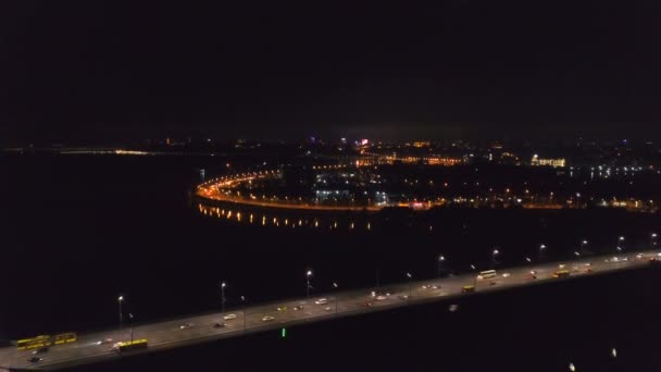 Aérea Autopista Ciudad Tráfico Nocturno Por Río — Vídeos de Stock